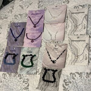 Lot of 11 necklaces and bracelets with
semiprecious stones